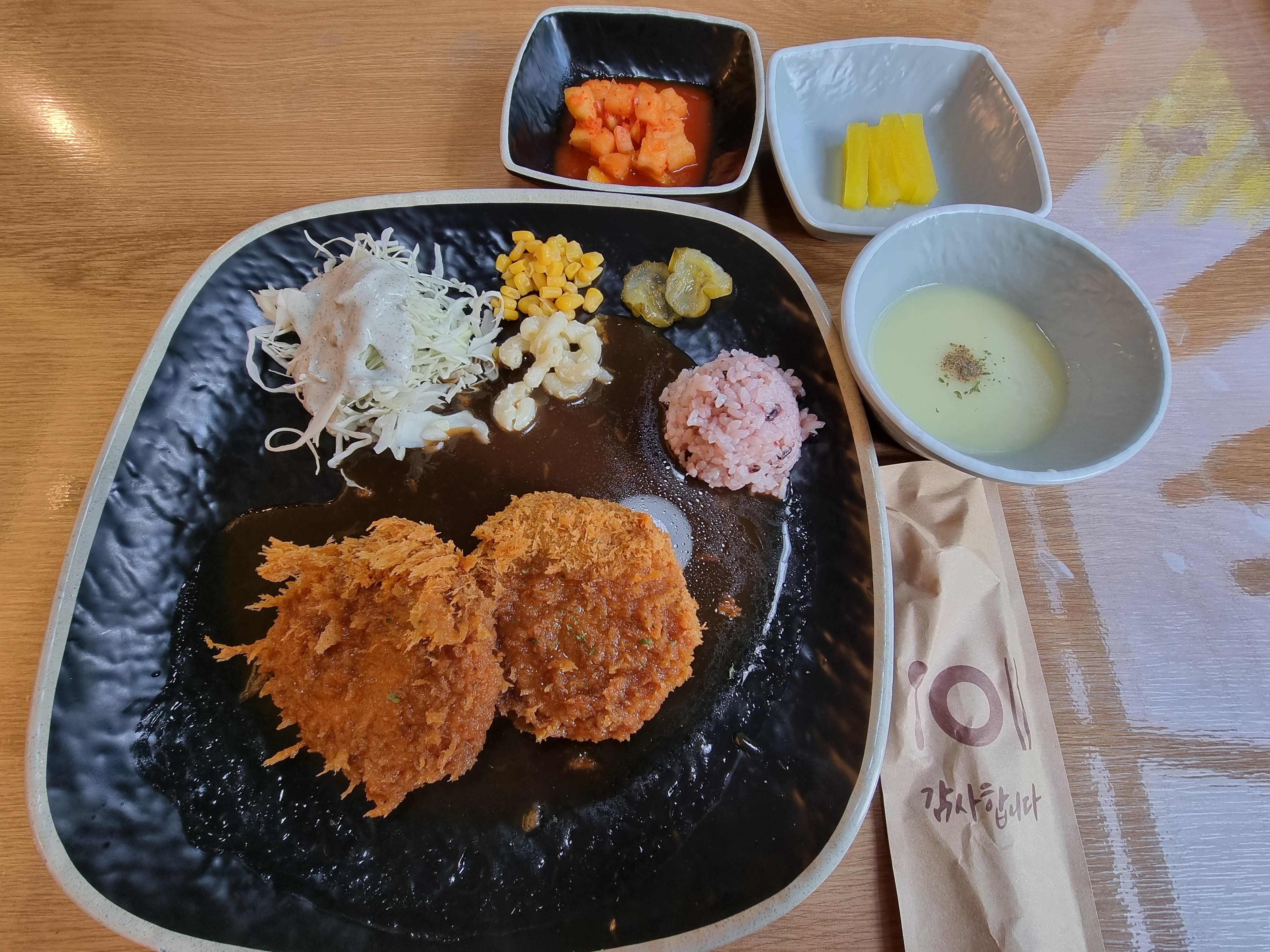 송암식당 주메뉴인 왕돈가스