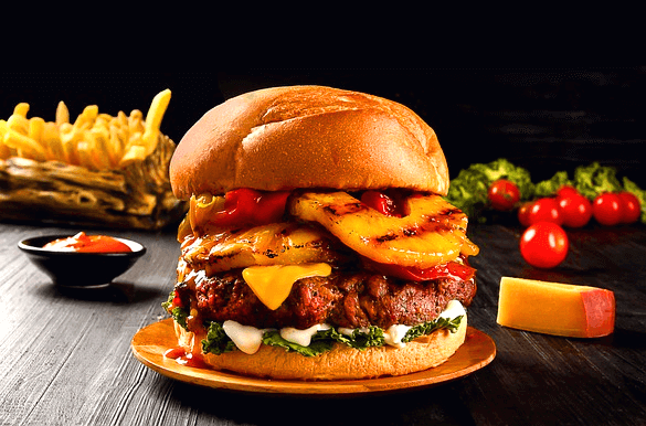 고기와 파인애플이 두툼하게 들어간 햄버거와 감자튀김이 가득한 햄버거 세트가 있다.