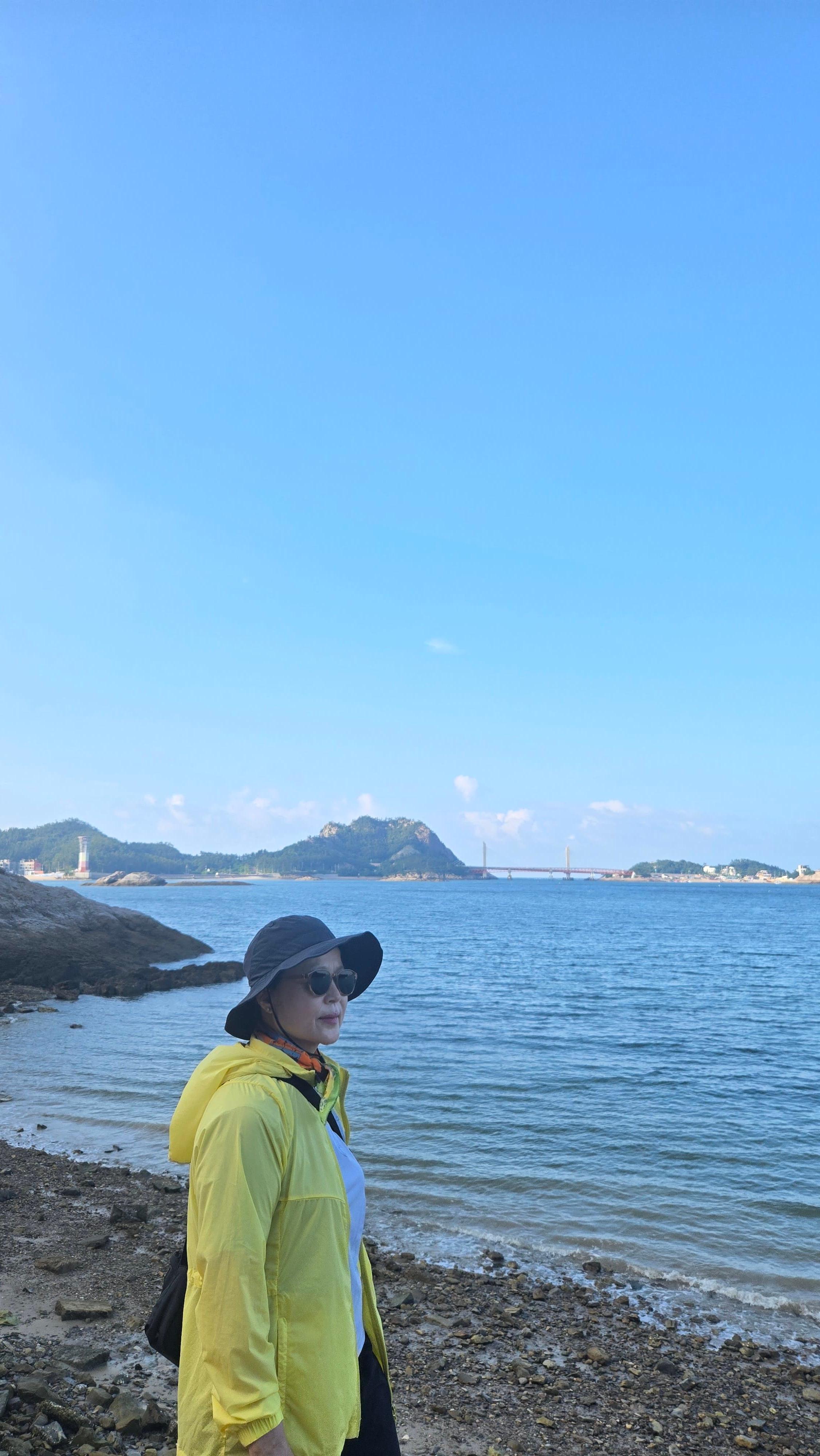 선유도 바다 건너 섬들의 풍경까지 특히 멀리 바라보이는 섬들을 보며