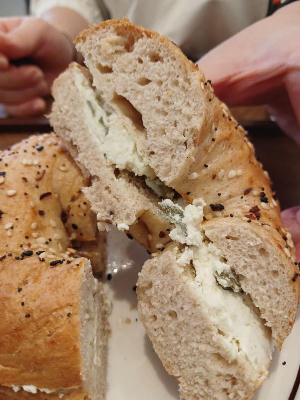 새참커피 베이글 커팅