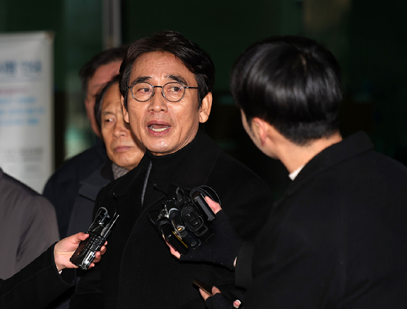 유시민 전 노무현재단 이사장이 2023년 12월 21일 오후 서울 마포구 서울서부지방법원에서 열린 한동훈 법무부 장관에 대한 명예훼손 혐의 항소심 선고기일에서 벌금형을 선고 받은 후 취재진의 질문에 답하고 있다. [사진=뉴시스]