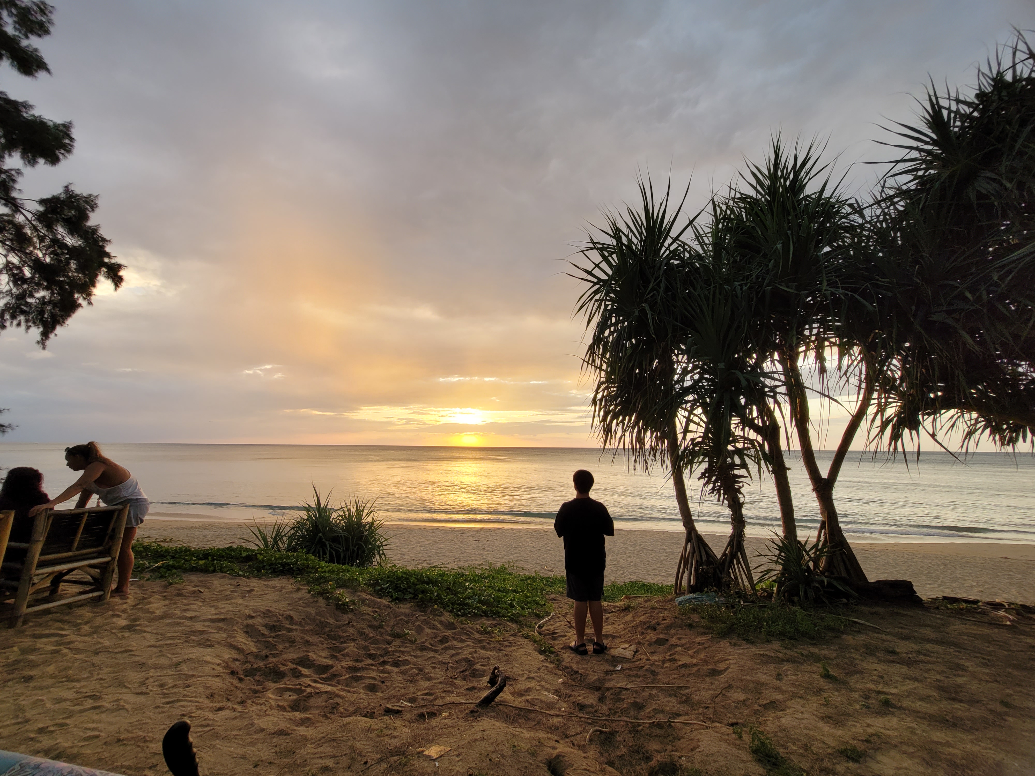 해지는 바다를 감상하는 아이