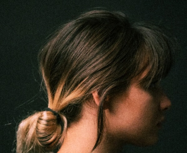 거칠한-피부의-사람옆모습