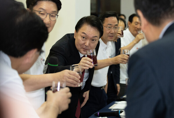 윤석열 계엄 당일 술냄새