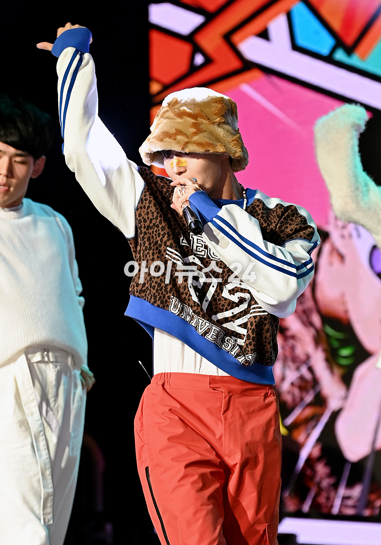 가수 김재환이 20일 오후 서울 강남구 일지아트홀에서 열린 여섯 번째 미니앨범 'J.A.M(잼) 발매 기념 미디어 쇼케이스에서 포토타임을 갖고 있다. [사진=곽영래 기자]