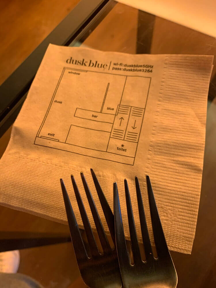 내부 구조도가 보이는 냅킨과 포크