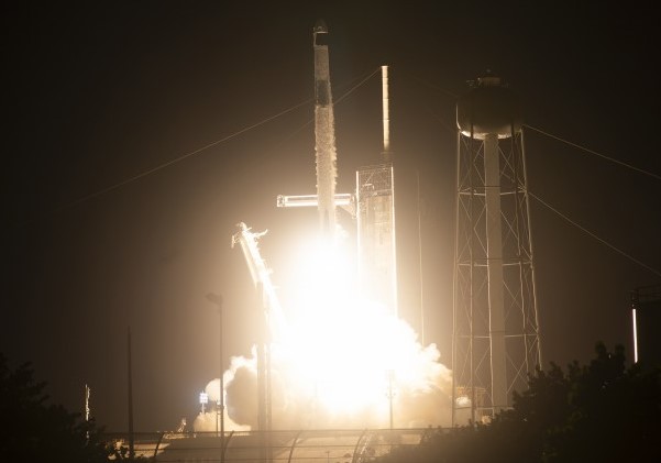 크루 7 발사 사진