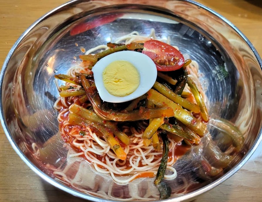 익은 열무김치로 매콤새콤하게 비빈 여름 저녁 열무비빔국수