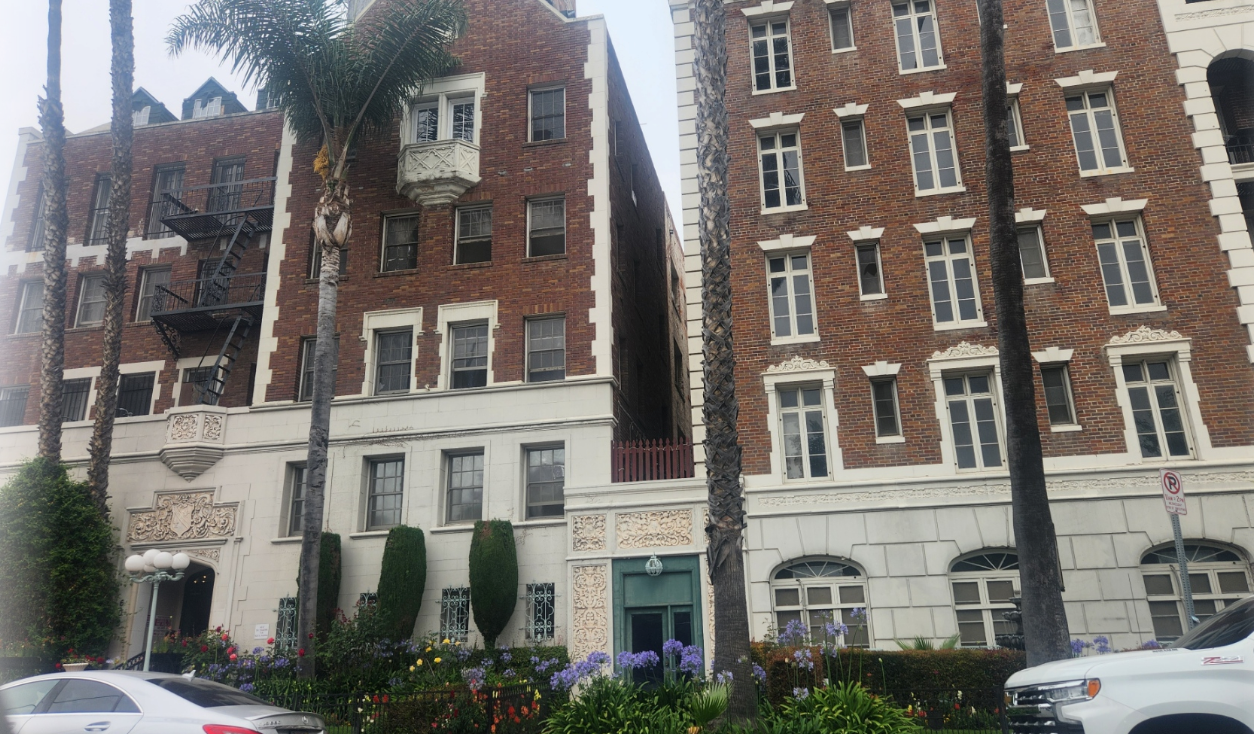 유럽풍 고딕 건축 양식을 따온, 1920~1930년대 할리우드 스타일 건물. 벽돌과 스톤 장식이 혼합된 고급 아파트 이미지