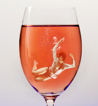 고지혈증증상_아파서 괴로와하는 사진