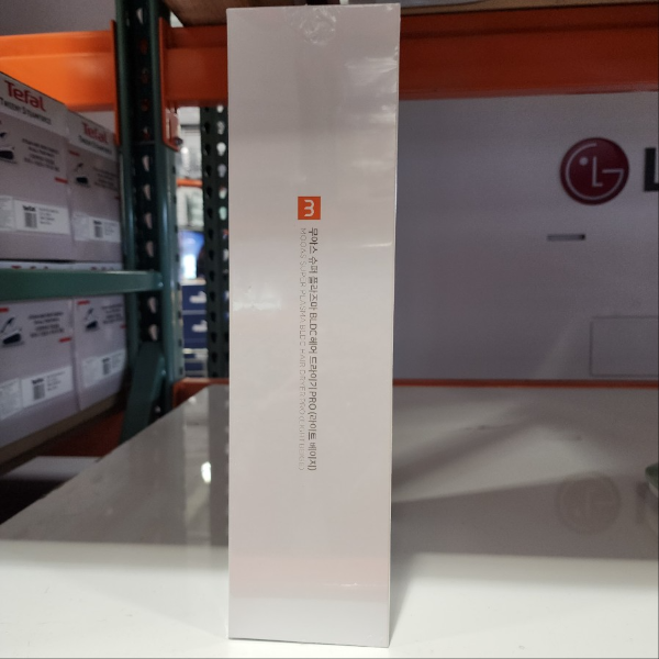 무아스 플라즈마 BLDC 헤어 드라이어 프로 MHD5 제품 패키지 측면 이미지. 흰색 박스에 제품명과 브랜드 로고가 인쇄되어 있음