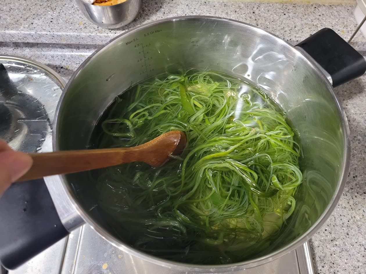 데쳐지는 미역줄기