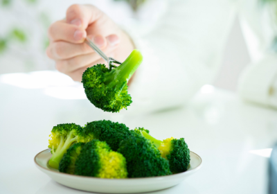 브로콜리를 먹는 사람