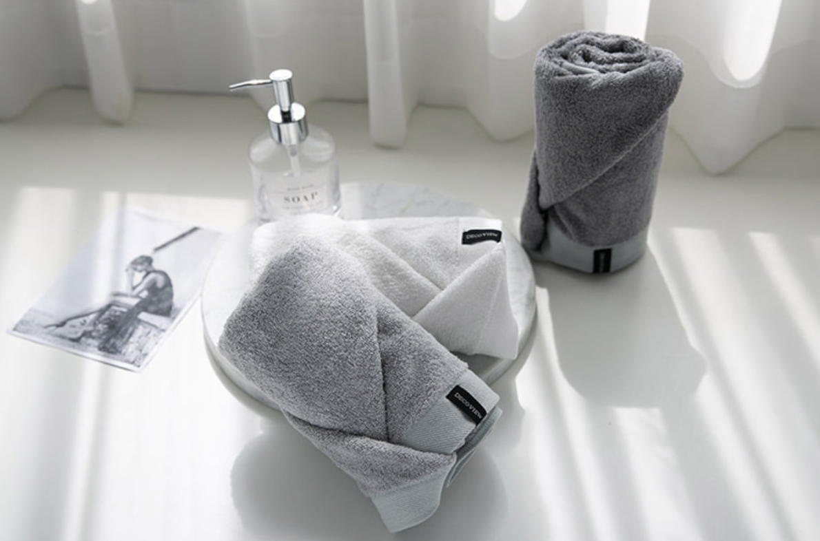 욕실 인테리어에 어울리는 호텔식 뱀부 타월 사용 모습