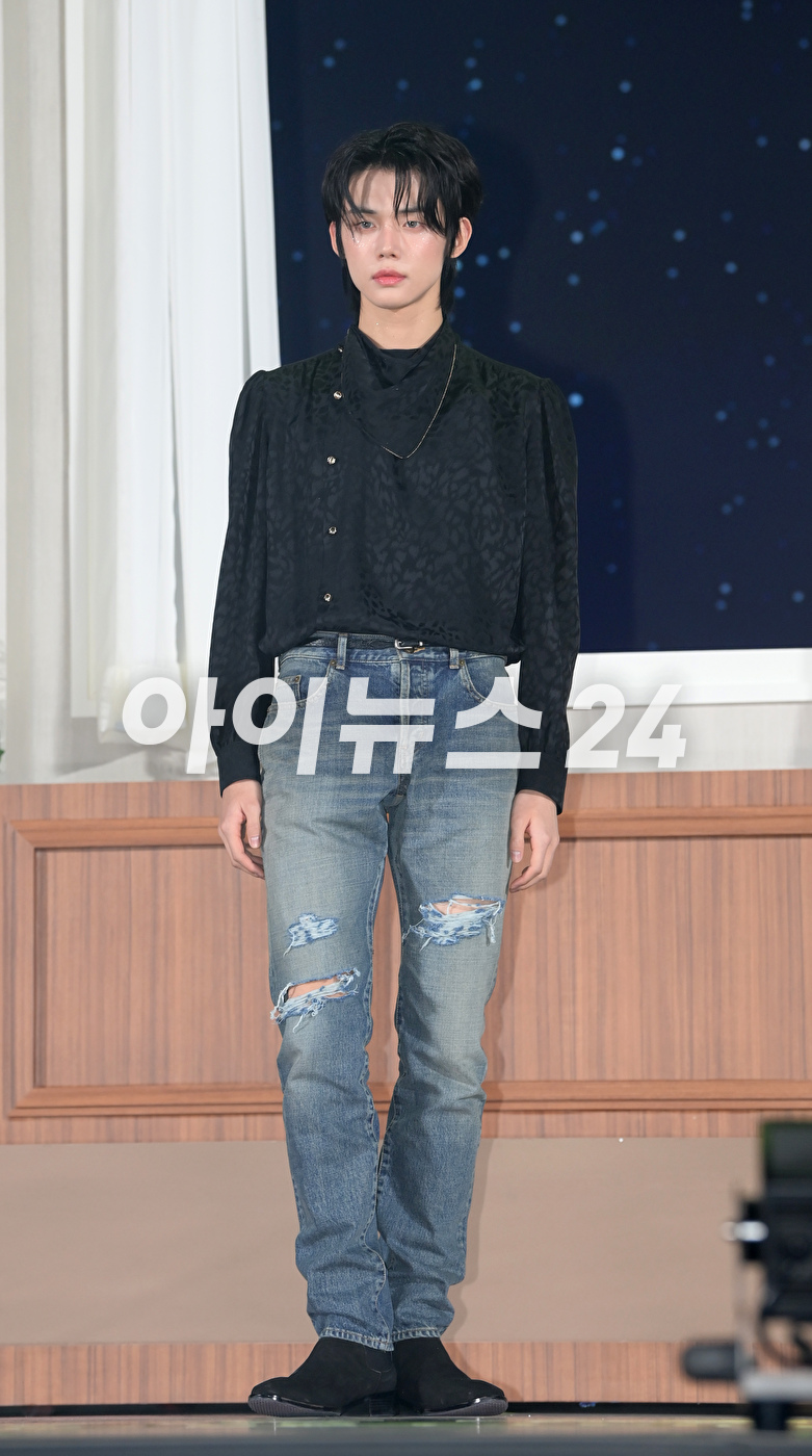 그룹 투모로우바이투게더 연준이 26일 오후 서울 강남구 코엑스 오디토리움에서 열린 투모로우바이투게더(TOMORROW X TOGETHER, TXT) 미니 5집 '이름의 장: TEMPTATION' 발매 쇼케이스에서 타이틀곡 무대를 선보이고 있다. [사진=정소희 기자]