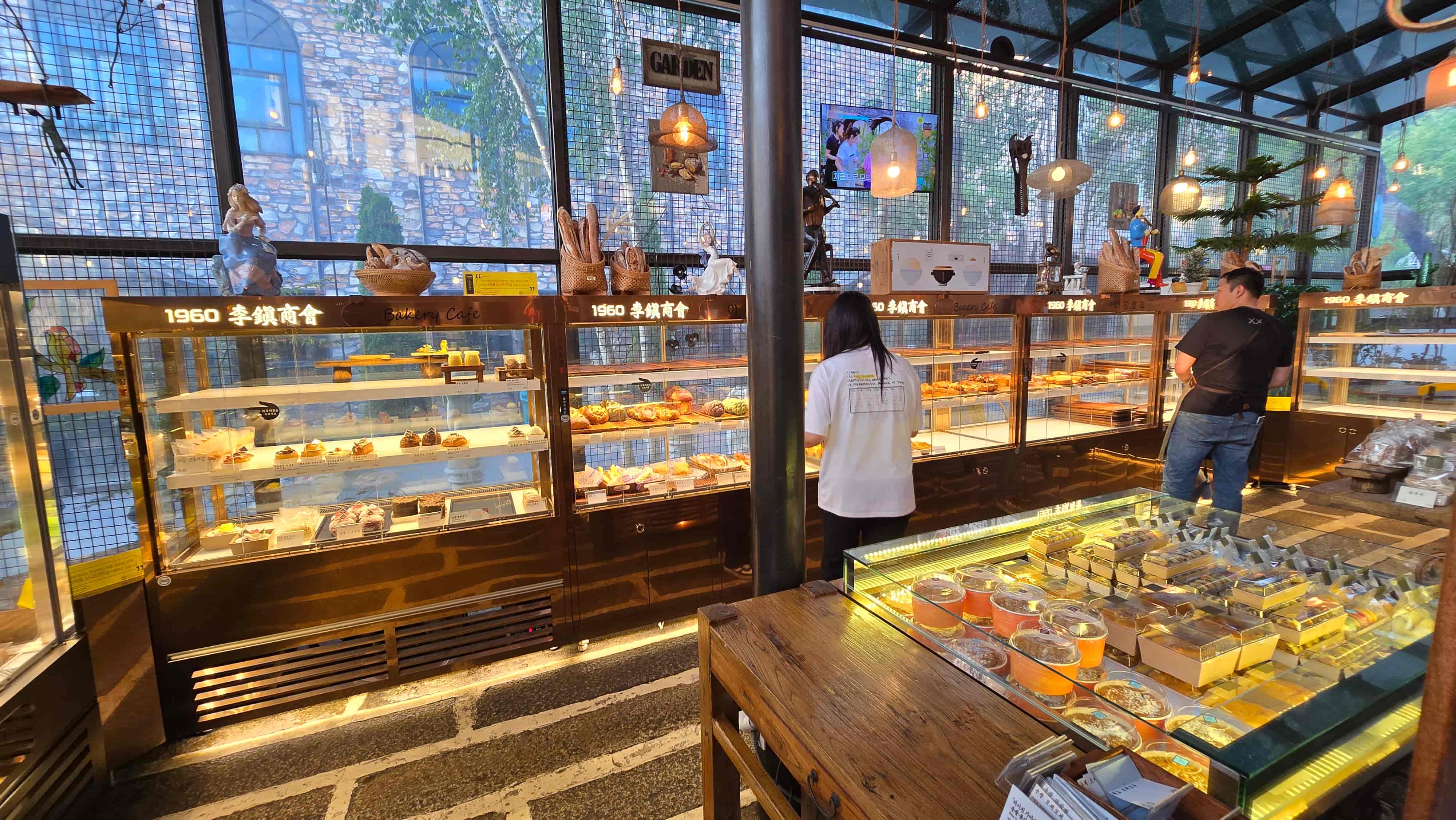 이진상회 베이커리 진열장 모습