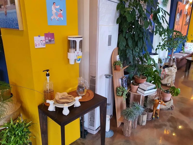 물과 티슈 받침대