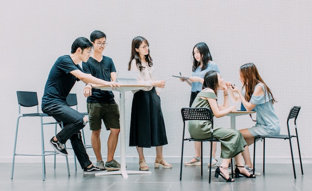 열심히 일하는 청년들의 모습