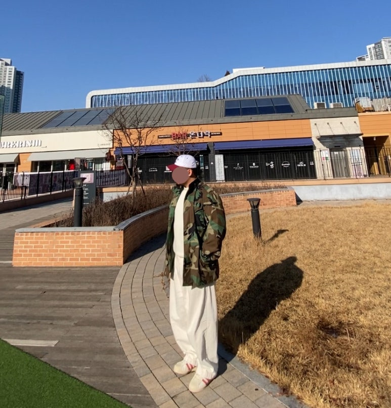 데일리룩('25.12.30.)윅 WICK 투톤 워싱빈티지 볼캡, 유니클로 모크넥 니트, 카모 M65 빈티지 밀리터리 미군 야상재킷, 무신사스탠다드 벌룬팬츠, 아디다스 슈퍼스타 82