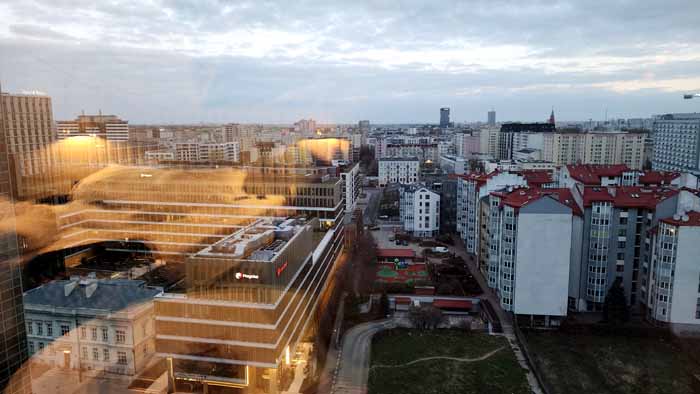 호텔에서 눈뜨자마자 보였던 물방울 맺힌 바르샤바의 아침