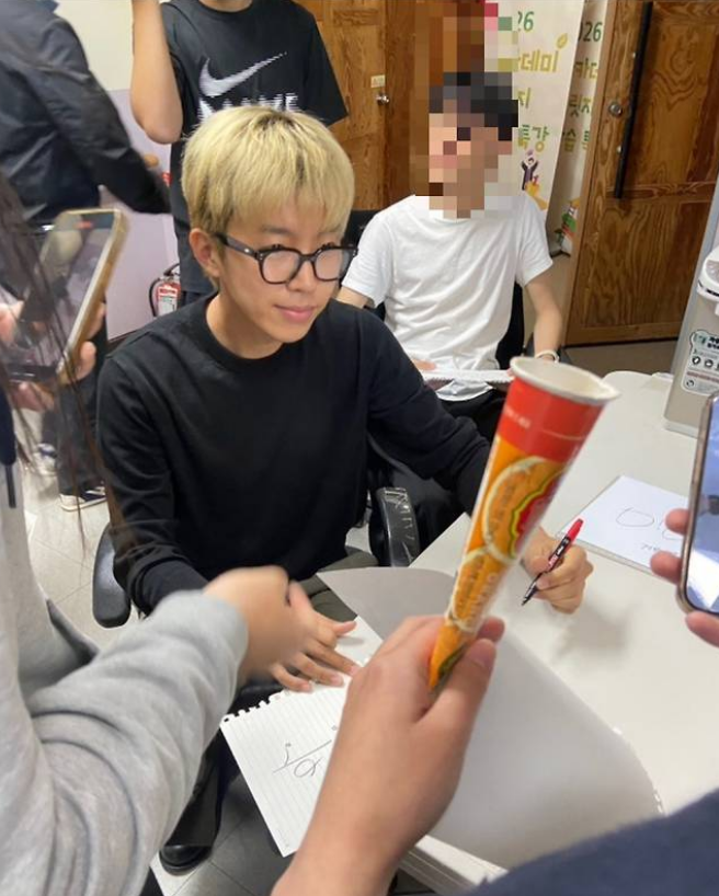 임영웅 맨얼굴로 끝까지 사인·사진 응해…"이게 진짜 인성"