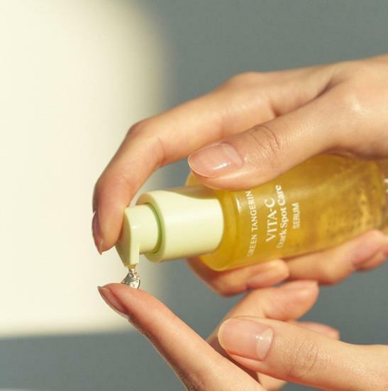 손에 세럼을 짜고 있는 모습