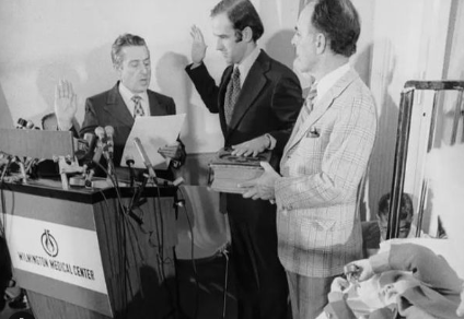 케네디대통령 성경에 손을 얹고 선서