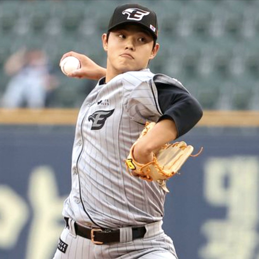 문동주 선수가 공을 던지고 있다.