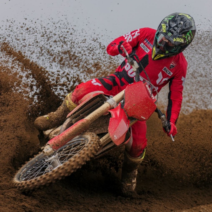 2026-두카티-데스모-450-MX-앞모습