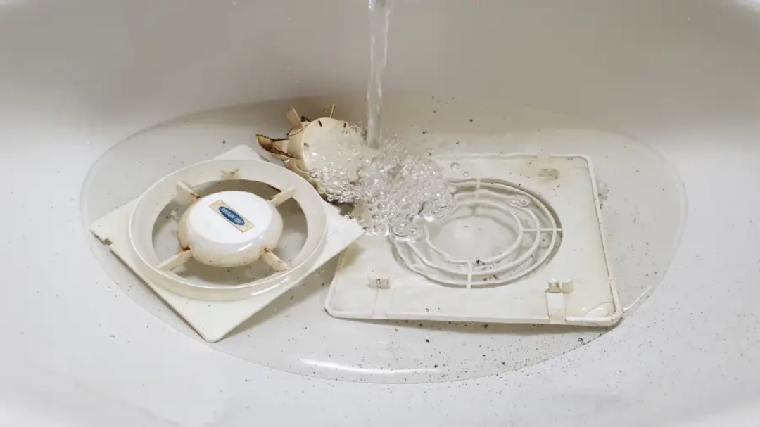 환풍기 날개 씻는 모습