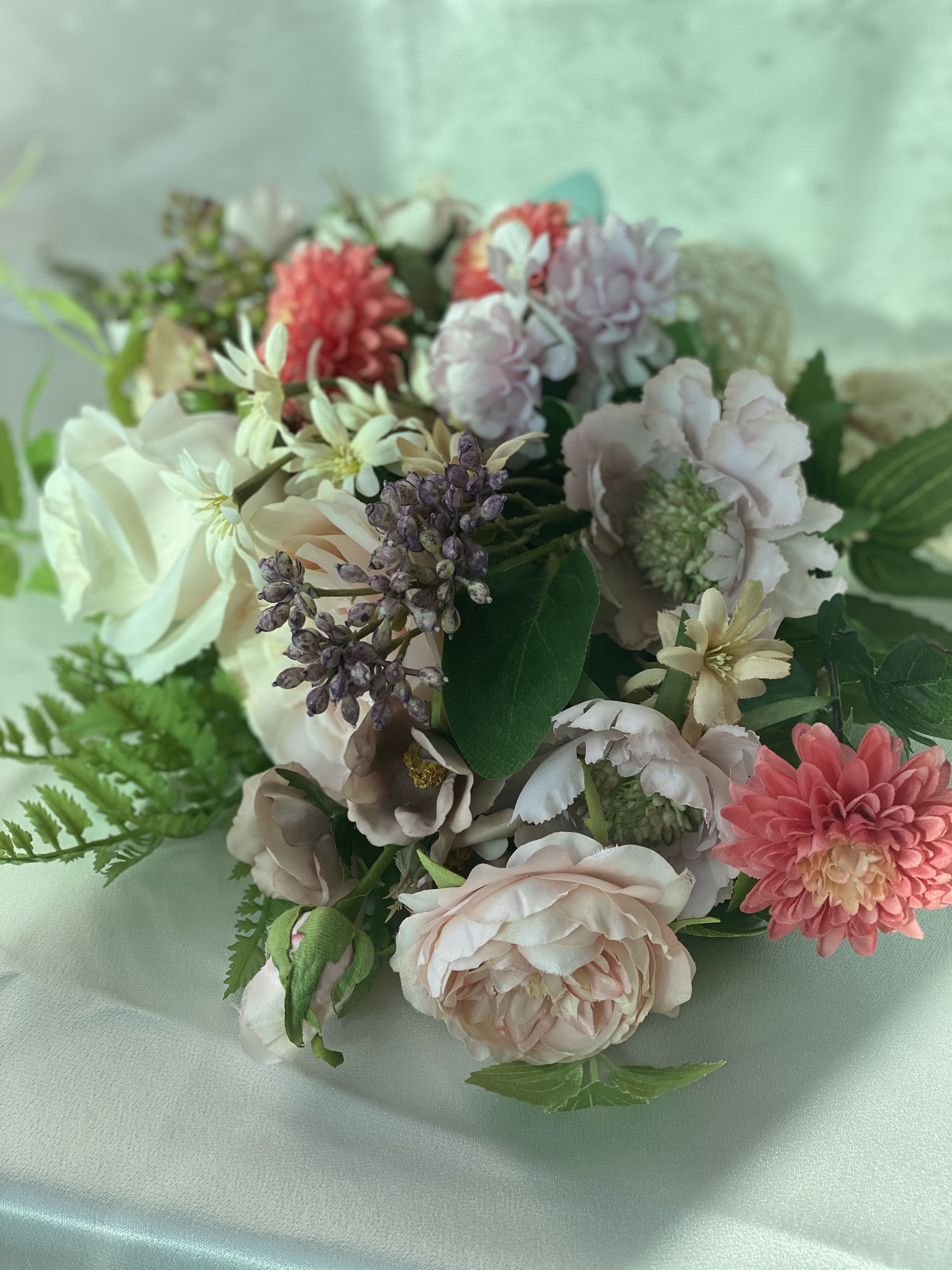 병원에 꽃아놓을 분홍색과 다홍색 꽃다발