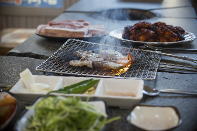 고기세트와 구워지는 고기