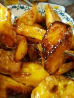 노릇하고 갈색 설탕 코팅시럽이 쌓여 떼어낼때 투명색의 진이 보이는 고구마 맛탕