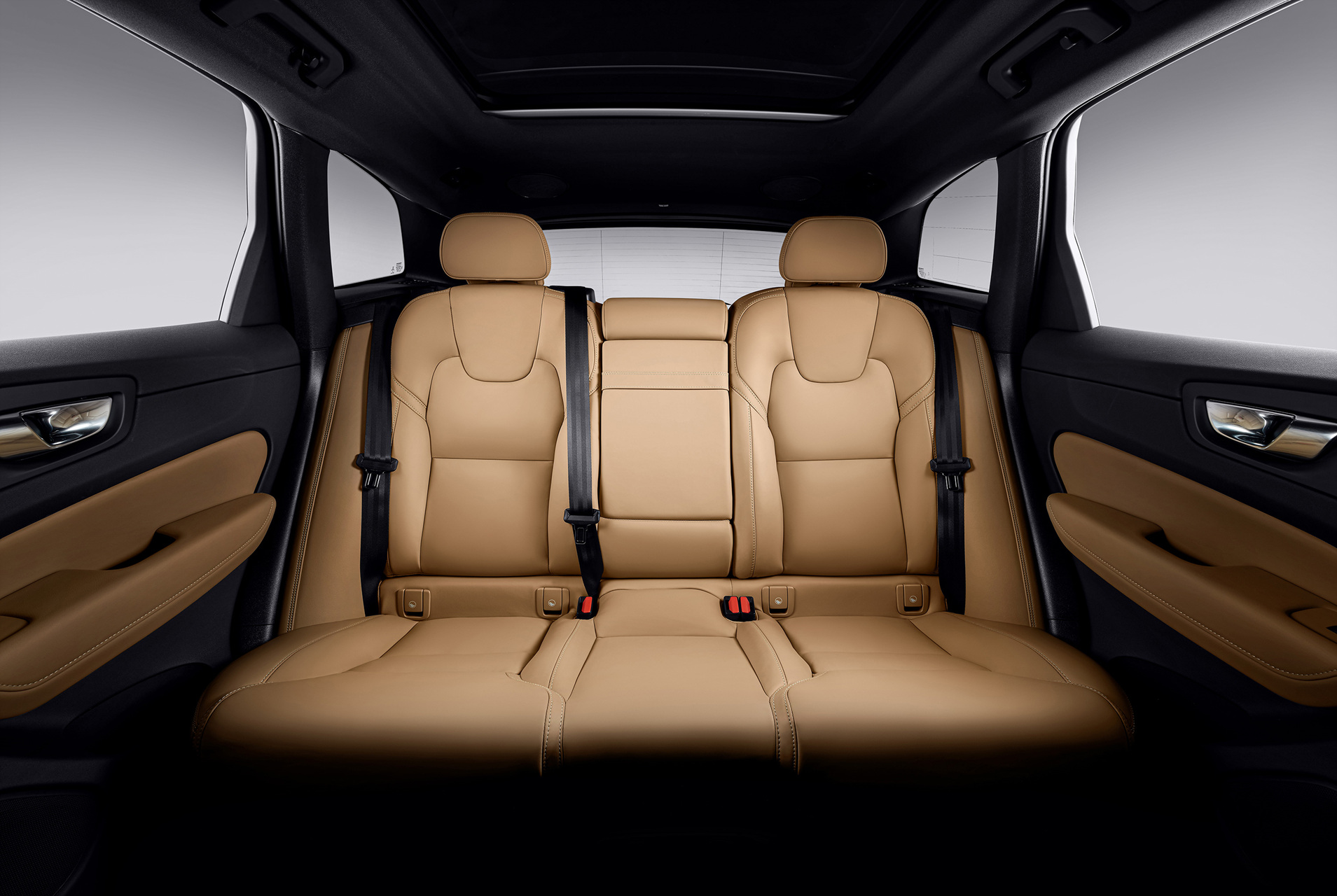 2025년식 볼보XC60 플러그인 하이브리드 실내 2열 시트 사진