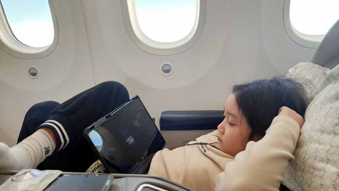 Lot항공 비즈니스 좌석에서 13시간 비행을 보내는 아미의 자세
