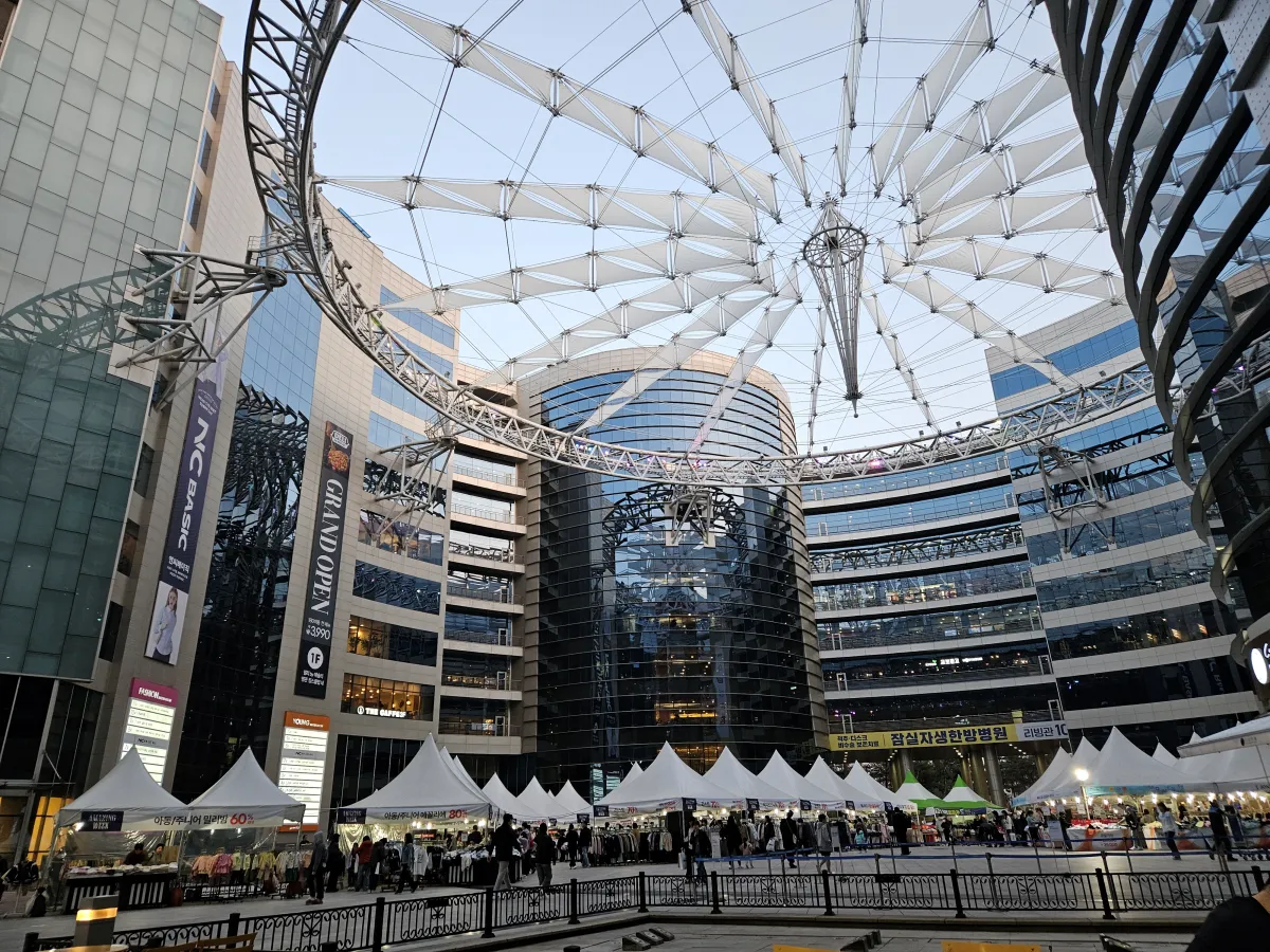 가든파이브-중앙광장-메인홀-쇼핑팝업매장-쇼핑하는-사람들