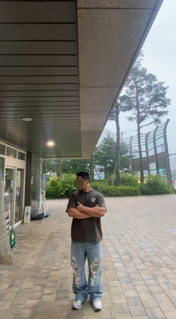 데일리룩(2025. 9. 16.)크림소다랩 스톤워싱 피그먼트 블랙 화이트 반팔 티셔츠, 무신사스탠다드 와이드 데미지진 무파진 디스데님 팬츠, 아식스 조그 100 실버, 빈티지 팔찌