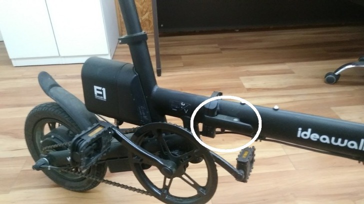 Close-up of the frame hinge and folding lock lever on the Ideawalk bike