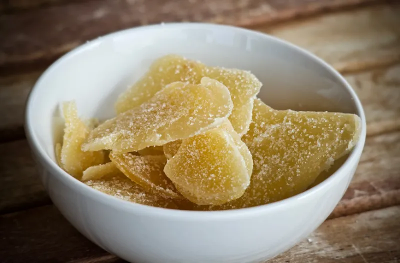 그릇에 담은 생강편