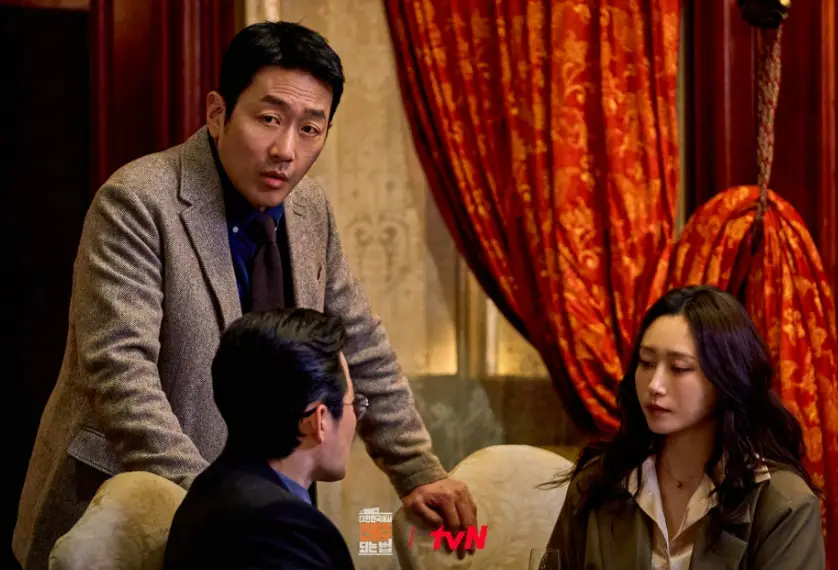 대한민국에서 건물주 되는 법 7회 화려한 공간에서 정수정 전이경을 향해 서늘한 시선을 던지는 하정우 기수종의 통제 불능 욕망