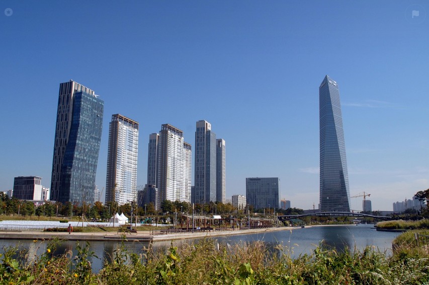 송도센트럴파크 고층빌딩 이미지 구름한점없는 푸른하늘에
높은 빌딩이 솟아 있는모습이 경이롭다