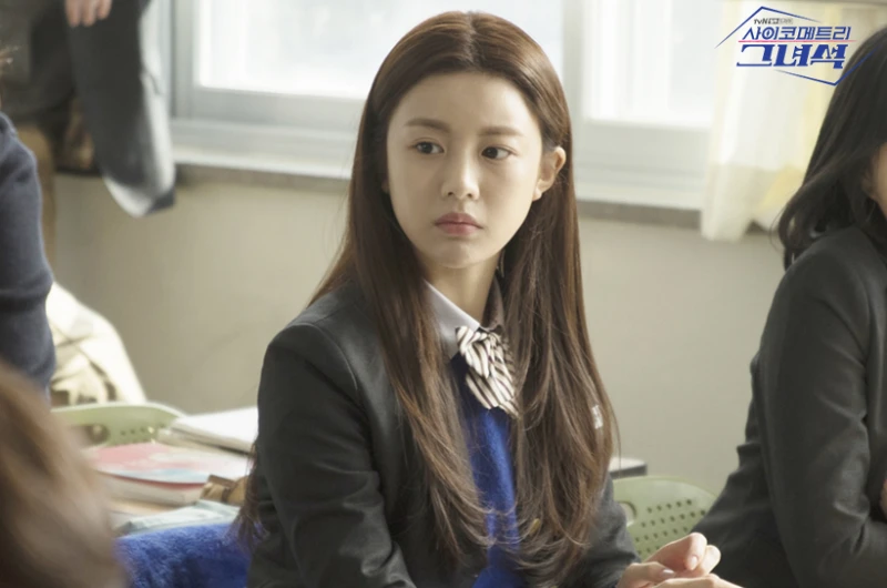 어느 교실에 갈색 긴머리에 회색 자켓을 교복을 입고 앉아 있는 드라마 사이코메트리 그녀석의 고윤정 배우