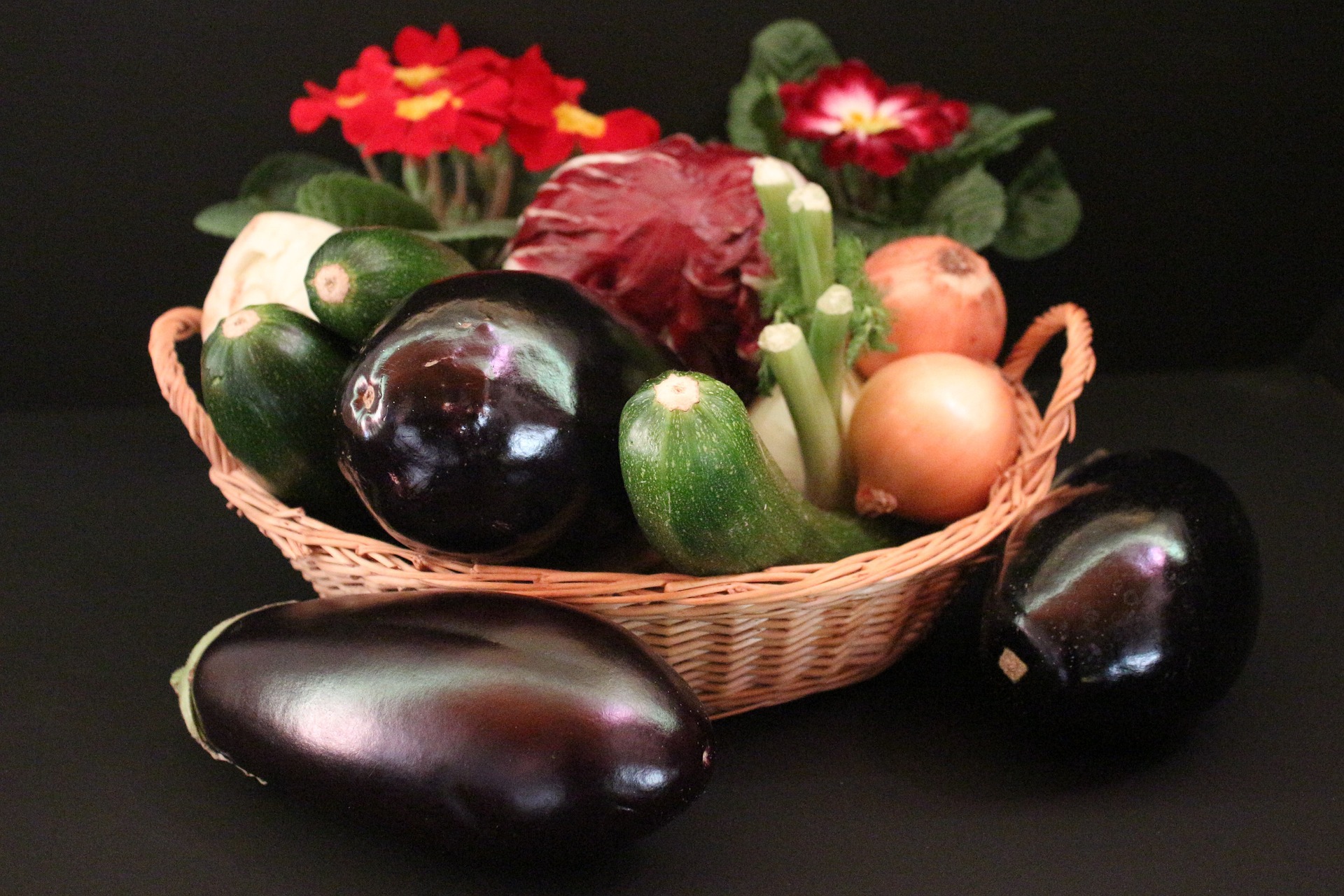 대나무 바구니에 가지와 호박&#44; 양파&#44; 파&#44; 양배추&#44; 꽃 등이 담겨져 있는 사진 - 소양인(少陽人)에게 맞는 음식