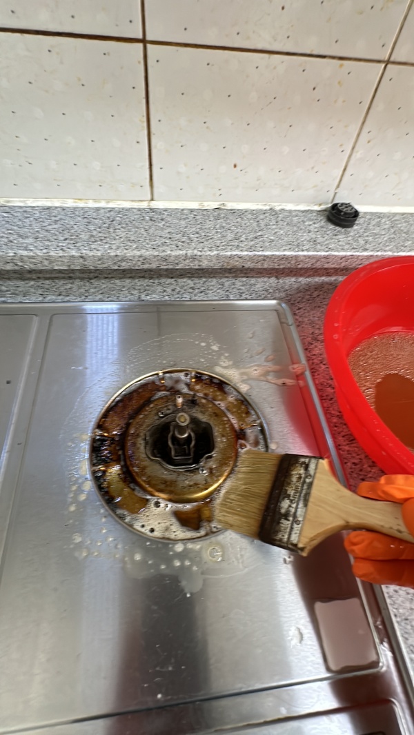 가스버너에 약품을 바르고 있습니다.