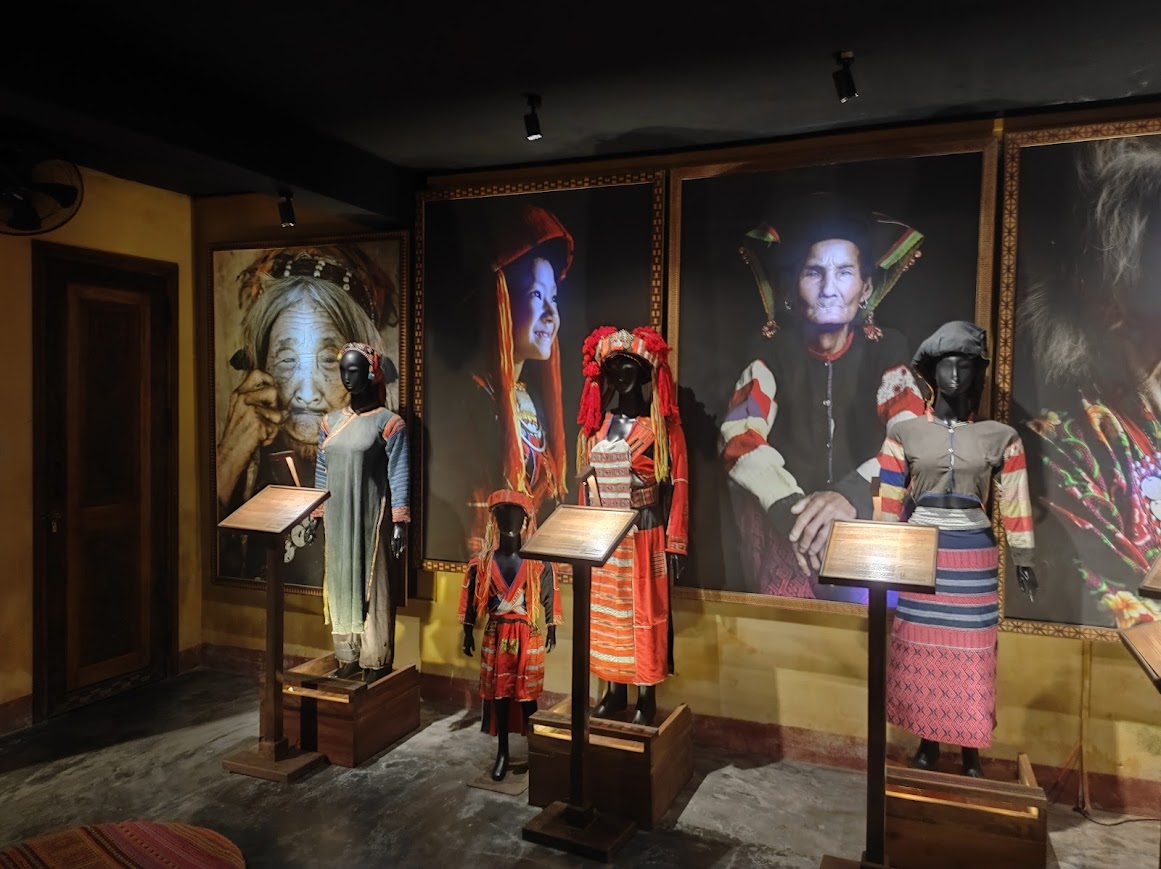 Precious Heritage Art Gallery Museum에 전시된 소수민족 의상와 초상화