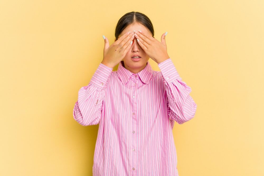 눈을-가리고-있는-소녀