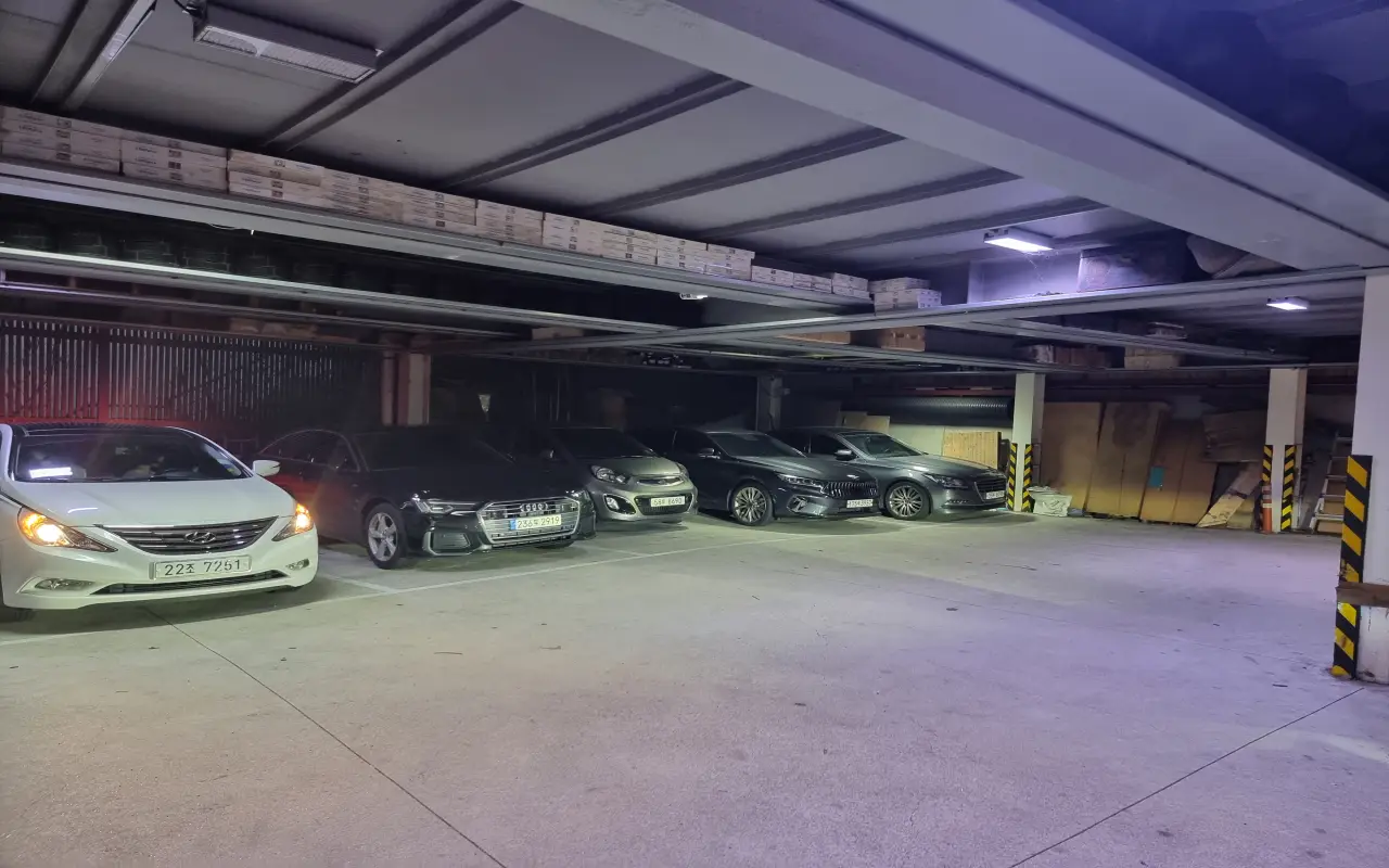 주차장-내부-자동차-주차