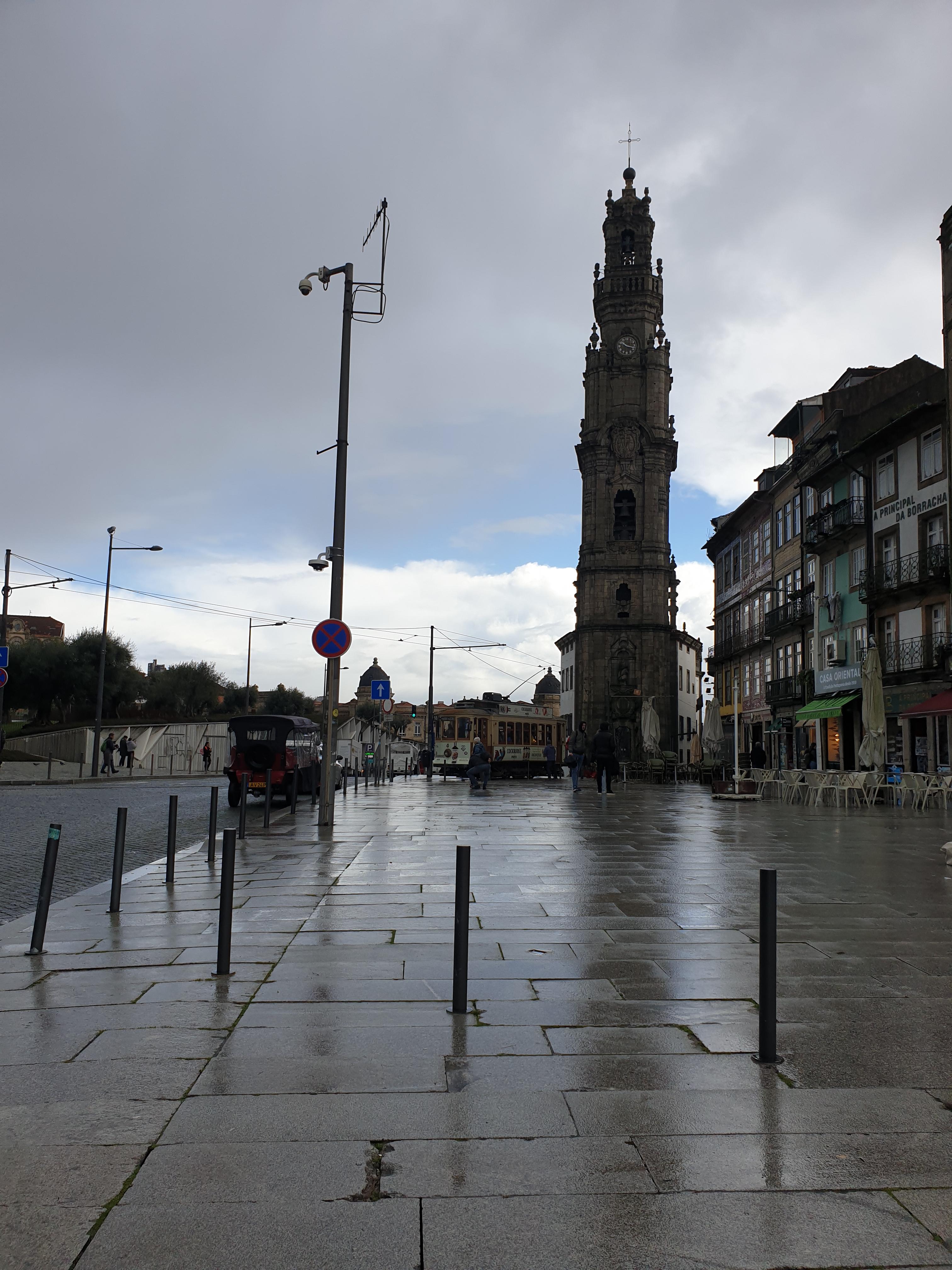 비오는날 포르투 시내거리