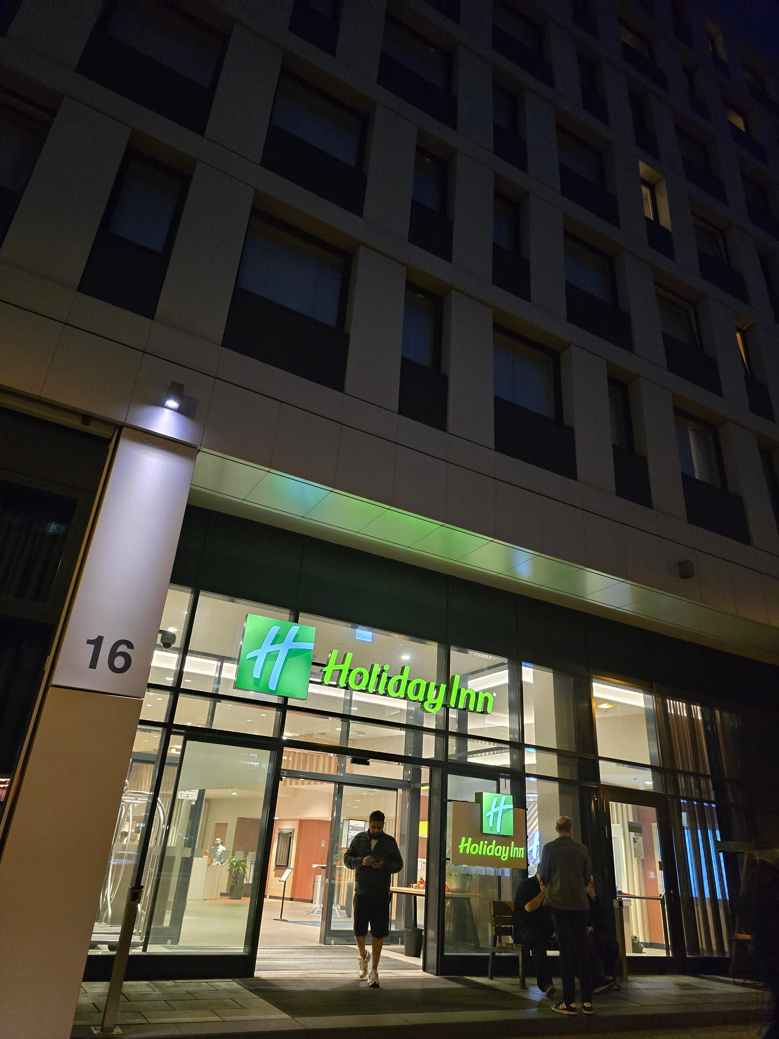 홀레데이인 호텔 에어포트 입구