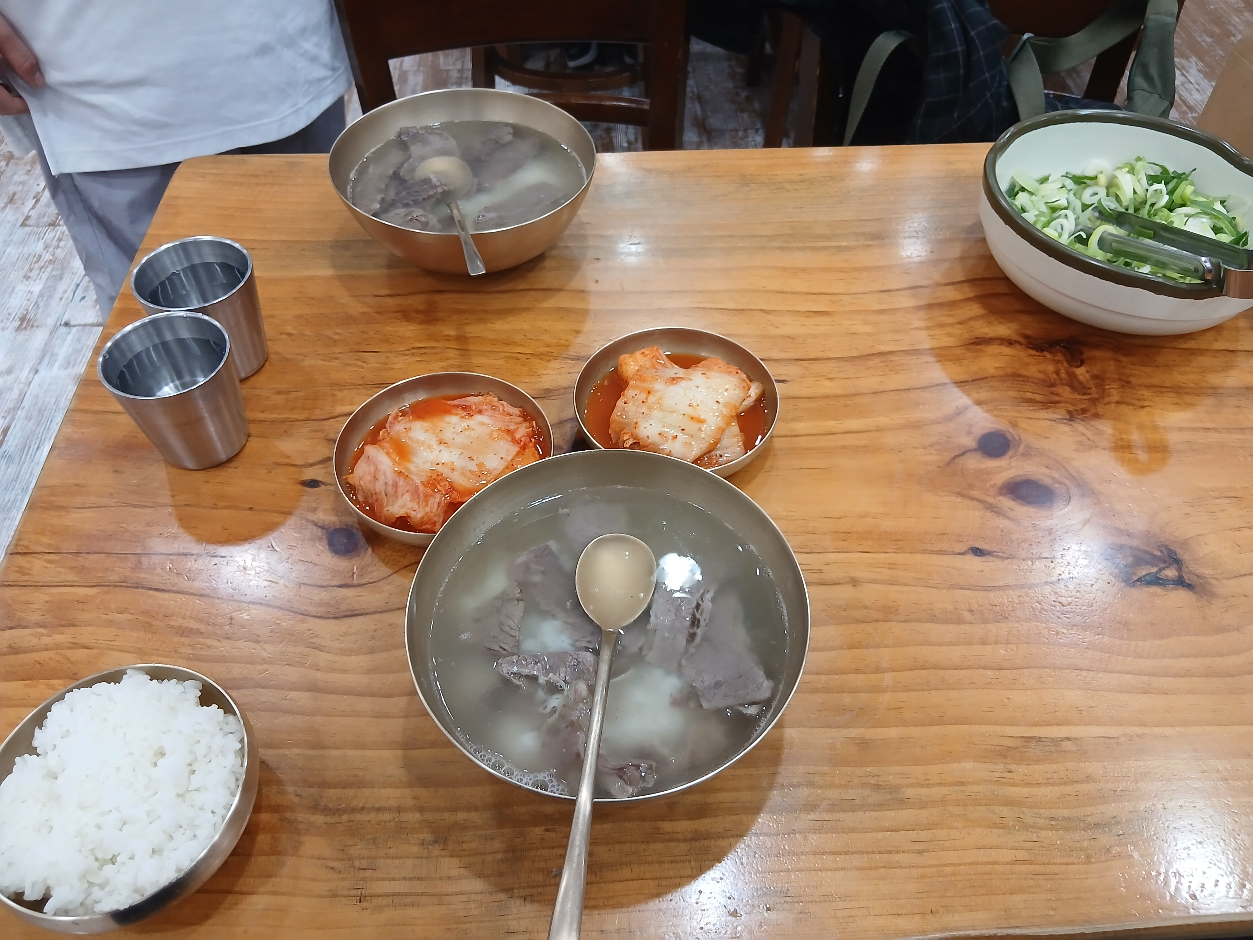수하동 곰탕 한상 차림, 맑은 국물과 고기, 김치 반찬이 함께 나온 모습